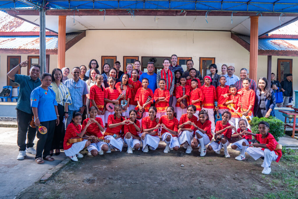 Todd Dias and the delegation from the Australian Embassy in Jakarta took a group photo with the Inclusion Working Group and Disability Forum, and the children of Hukurilla Village, accompanied by representatives of Yayasan BaKTI and Rumah Generasi.