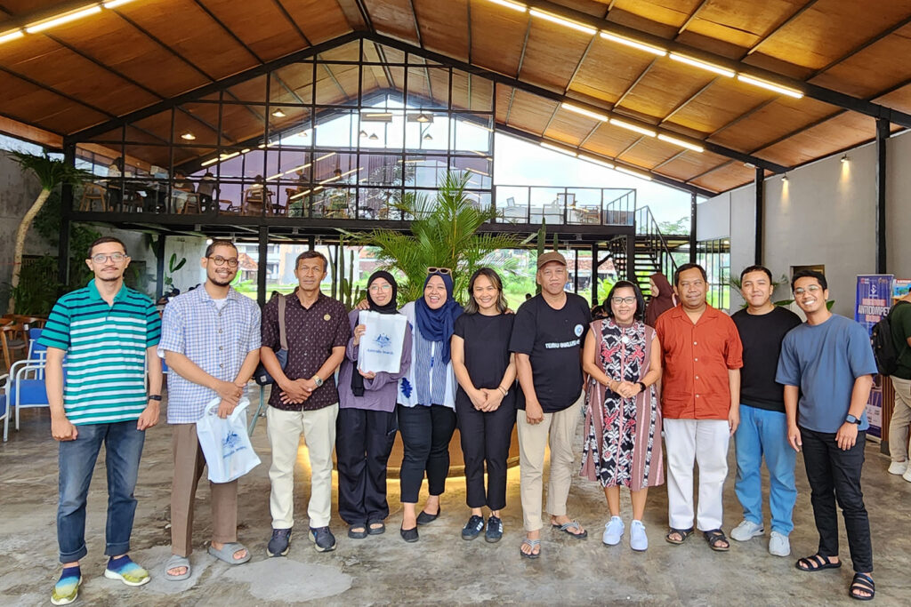 Representatives from Australia Awards in Indonesia (AAI), The Australia-Indonesia Partnership Towards an Inclusive Society (INKLUSI), the Department of Foreign Affairs and Trade, and YAKKUM Rehabilitation Center (PRY) take a group photo to commemorate partnerships of making education more inclusive.