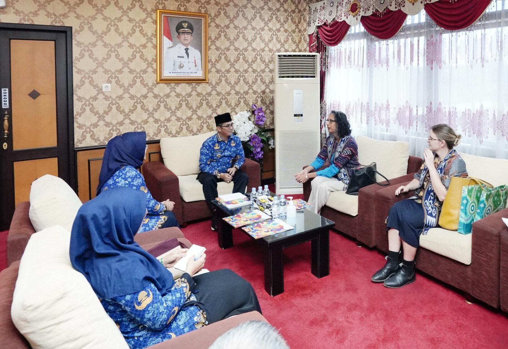 Ms Kamath and her team had a discussion with the Mayor of Balikpapan, Rahmad Mas'ud.