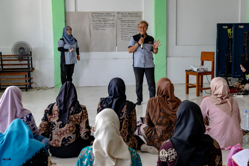 Peran Tiga Mentor Akademi Paradigta dalam Pemberdayaan Ekonomi Perempuan Marginal - INKLUSI