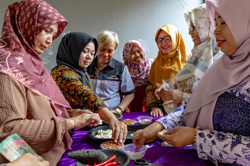 Peran Tiga Mentor Akademi Paradigta dalam Pemberdayaan Ekonomi Perempuan Marginal - INKLUSI