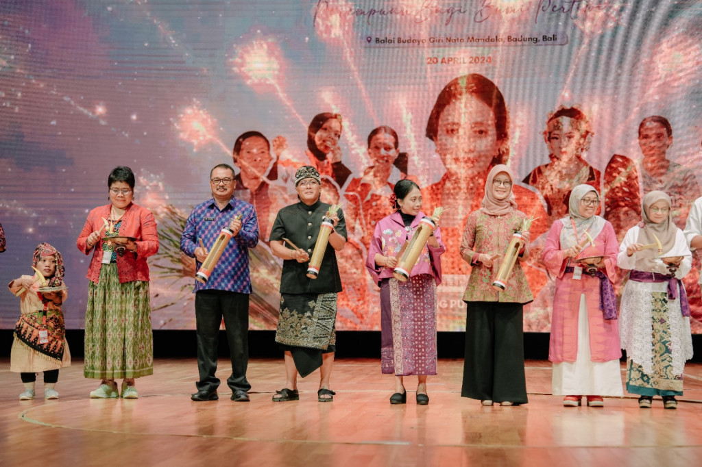 Photo group at stage: Bintang Puspayoga, the Minister of Women’s Empowerment and Child Protection (KPPPA) with representatives from the Bappenas and INKLUSI partners, during the opening ceremony of the National Women's Conference 2024.