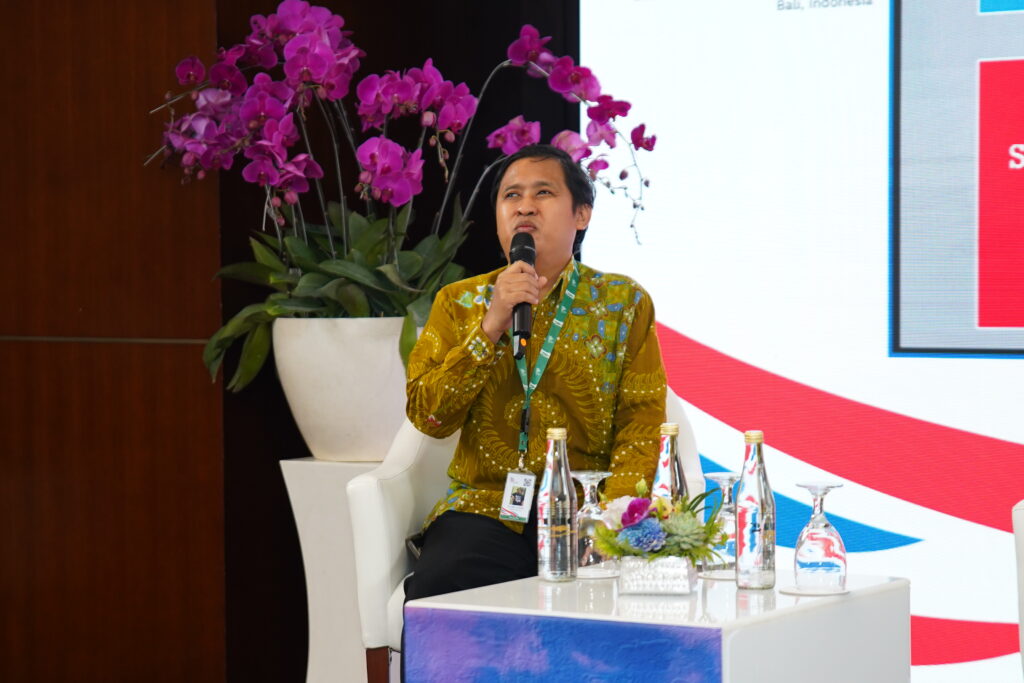 Joni Yulianto, Executive Director of SIGAB, as a speaker, highlighted the challenges faced by people with disabilities in accessing formal employment