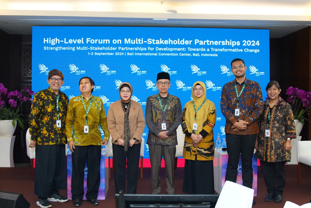 All the panellists and the moderator, representing INKLUSI Partners (Kemitraan and SIGAB), Bappenas, and INKLUSI, took a group photo to strengthen the partnership in promoting more inclusive economic development.