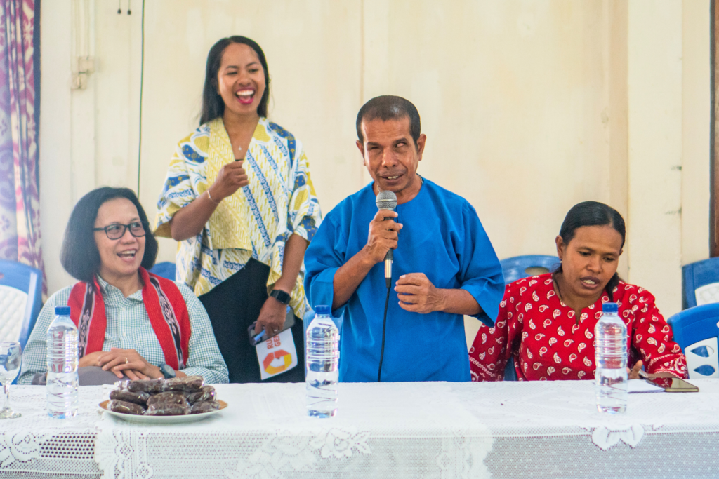 Reinhard Dequeljoe seorang disabilitas netra (sedang berdiri di tengah, berbaju biru lengan pendek) sedang berbicara di depan Konsul-Jenderal Dias beserta delegasi Kedutaan Besar Australia di Jakarta. Disampingnya ada perwakilan Yayasan BaKTI, Rumah Generasi, berserta anggota Forum Disabilitas lainnya.