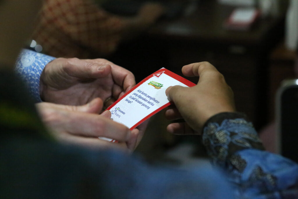 Australian Ambassador for Indonesia Rod Brazier inspecting Braile card.