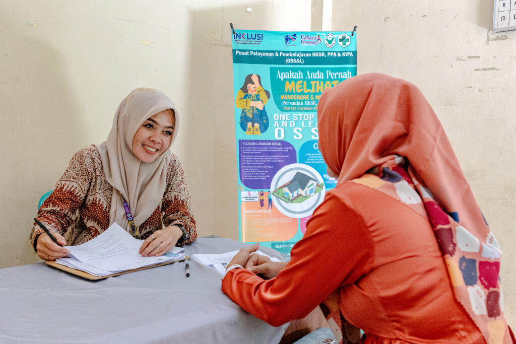 Staf Puskemas Layanan Terpadu di Bengkulu melayani kebutuhan perempuan.