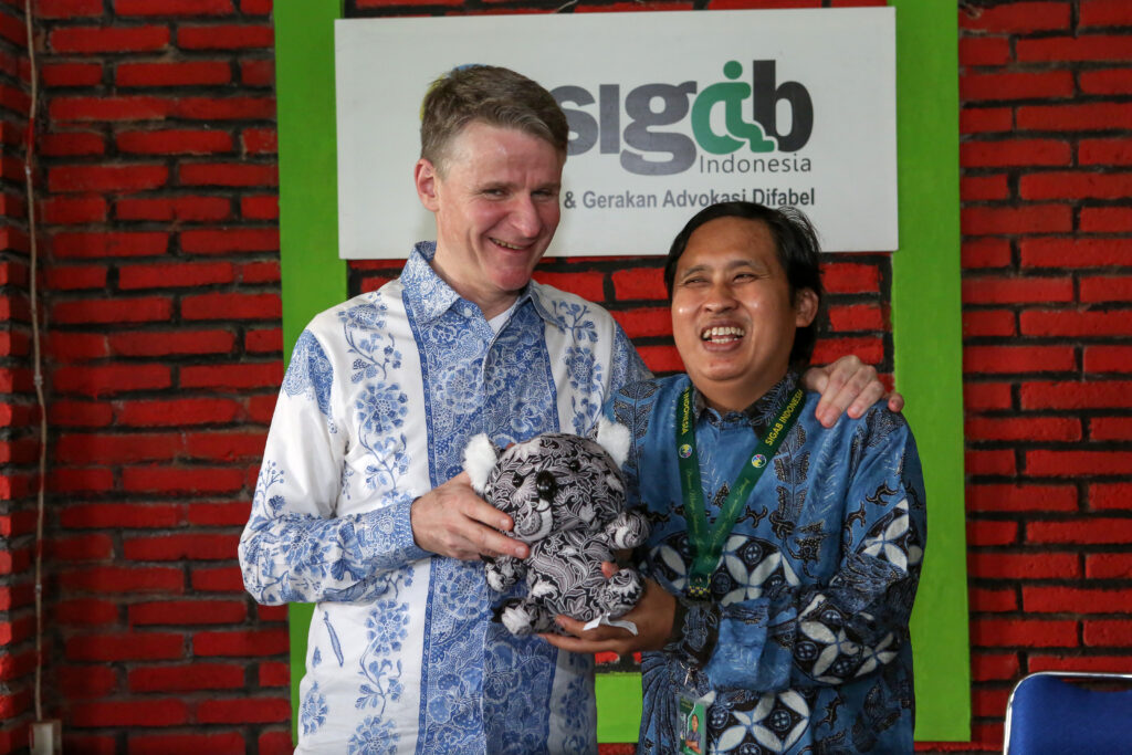 Australian Ambassador Rod Brazier with Executive Director of SIGAB, Joni Yulianto