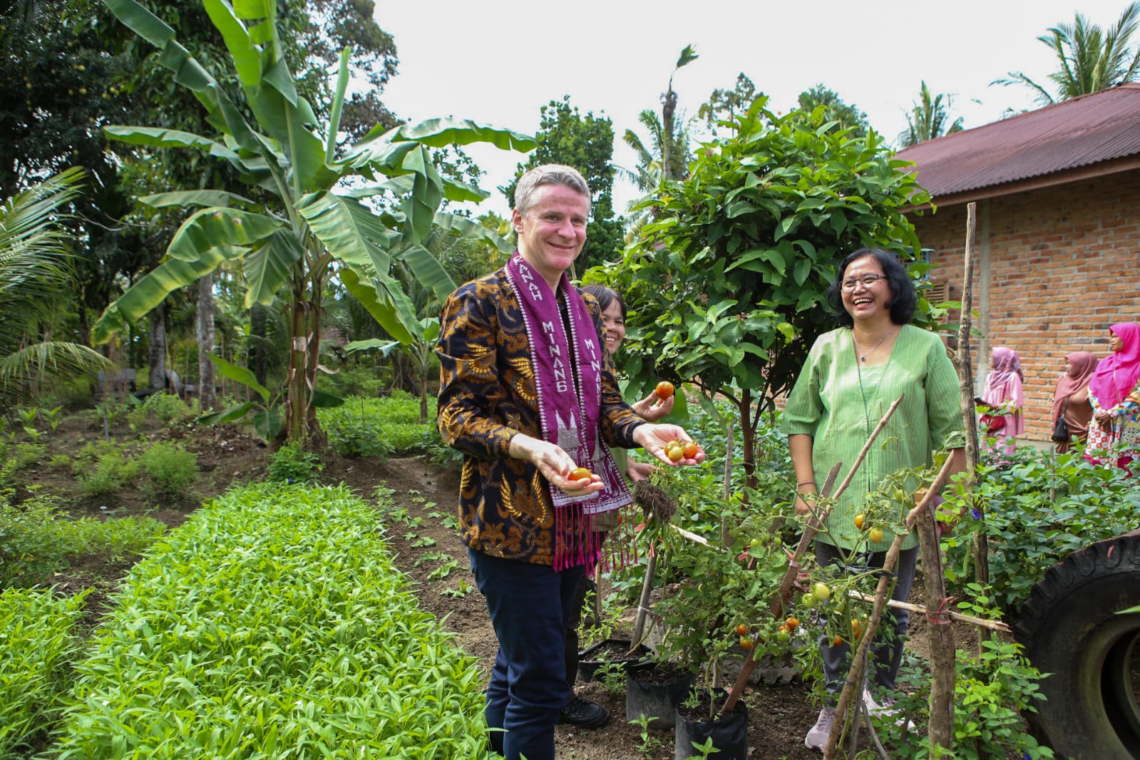 Kebun kolektif perempuan di Padang Perempuan dikunjungi Dubes Australia untuk Indonesia, Rod Brazier.