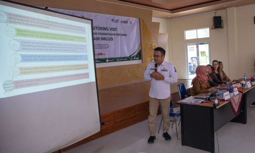 Novi Hendrianto, Head of the Cirebon District Manpower Office, explains issues related to inclusive employment access for persons with disabilities.