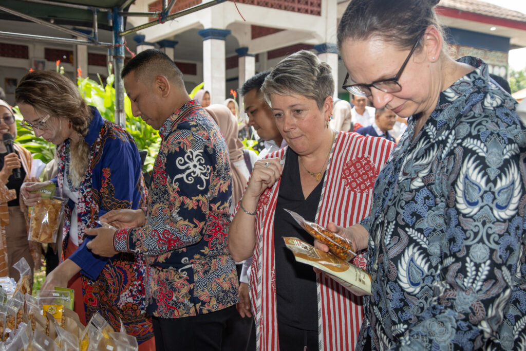Kunjungan INKLUSI di Indramayu mencakup pemantauan terhadap hasil produksi UMKM Desbumi.