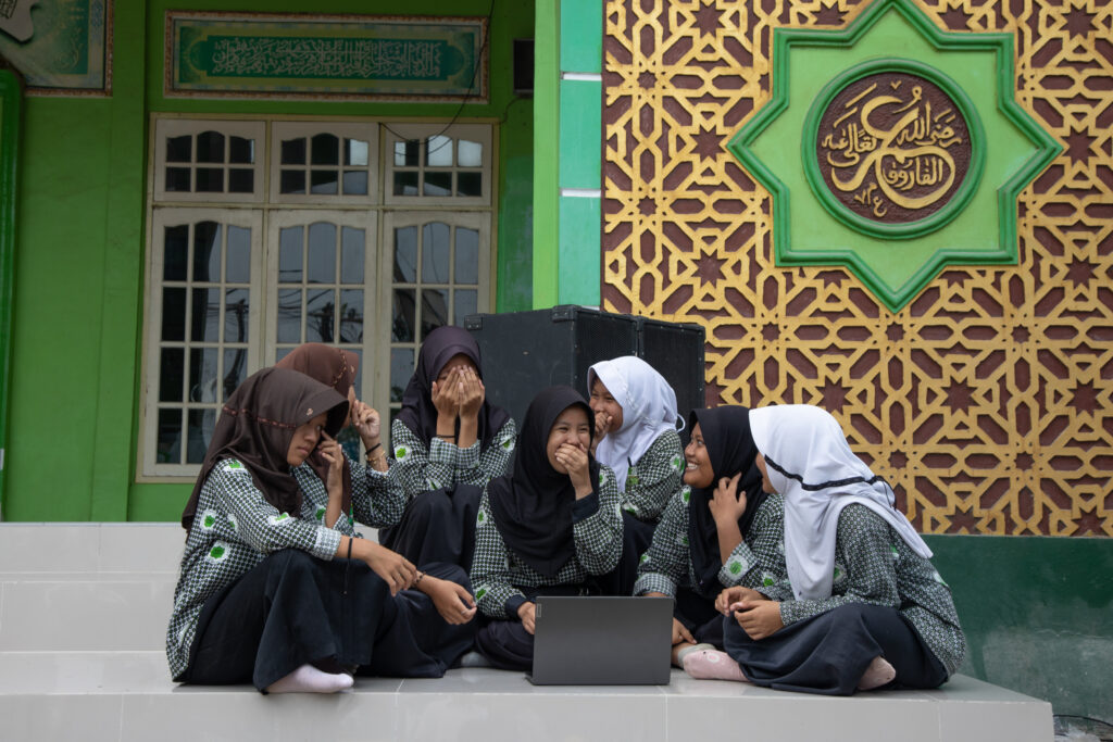 Para anggota Forum Anak Desa berkumpul di desa Penyindang Kulon, Indramayu, di tengah kunjungan INKLUSI ke Indramayu.