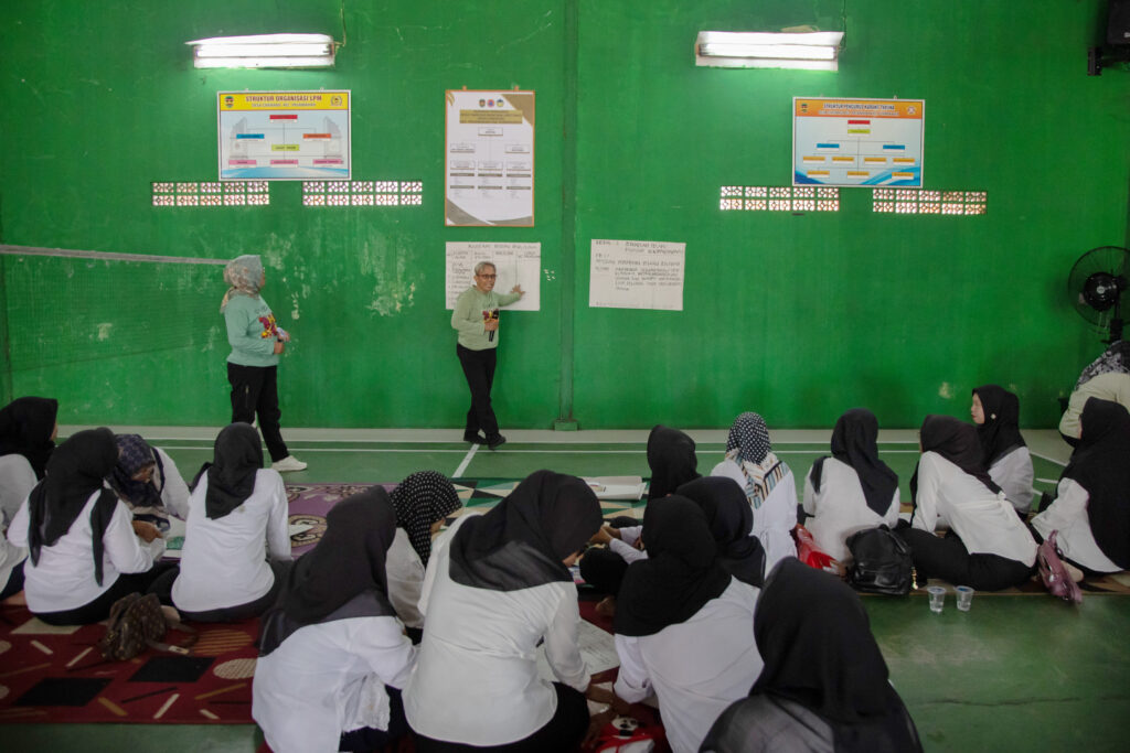 Ibu-ibu di Purwakarta mengikuti kelas Akademi Paradigta Kewirausahaan, Desa Ciherang dalam kunjungan INKLUSI di Purwakarta.