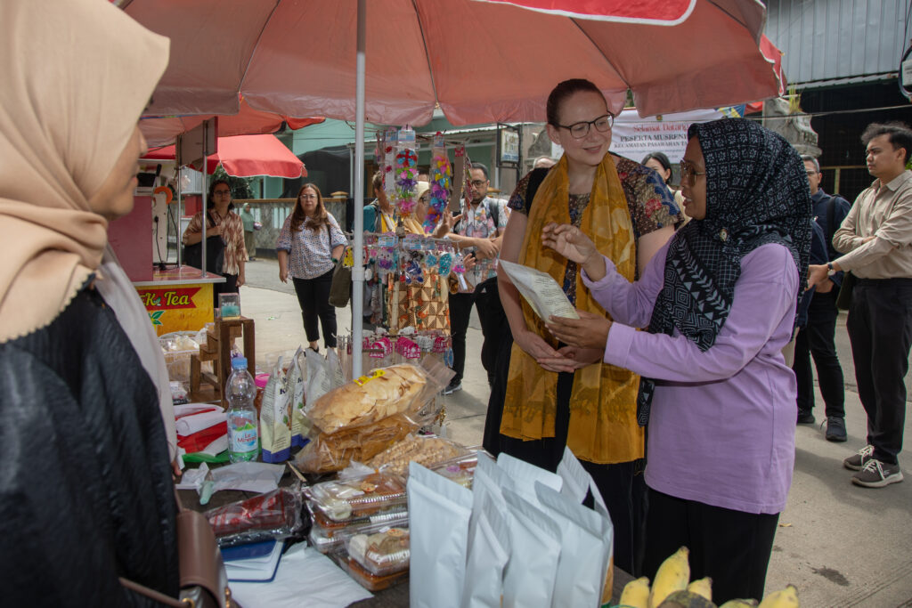 Dalam kunjungan INKLUSI di Purwakarta, Joanna O’Shea, Counsellor Governance and Human Development, Department of Foreign Affairs and Trade (DFAT), mengunjungi Pasar Lokal PEKKA di Desa Ciherang, Purwakarta, Jawa Barat, 12 Februari 2026. (Photo: INKLUSI)