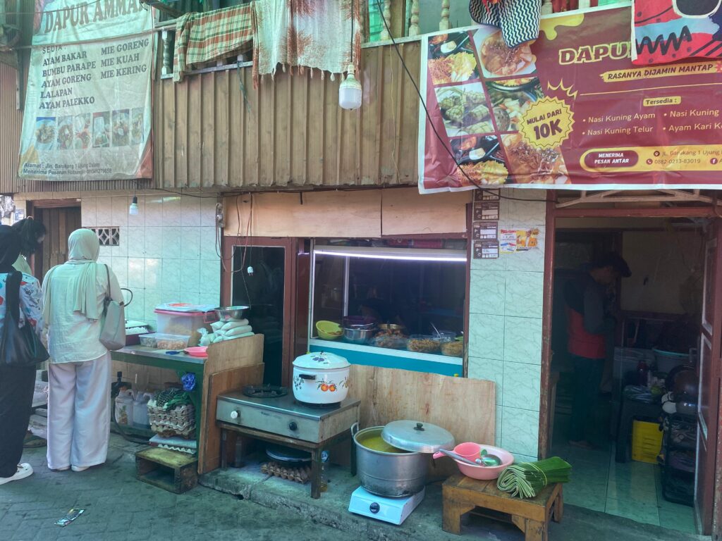 Warung makan milik Ammar, dampingan PKBI INKLUSI di Makassar.
