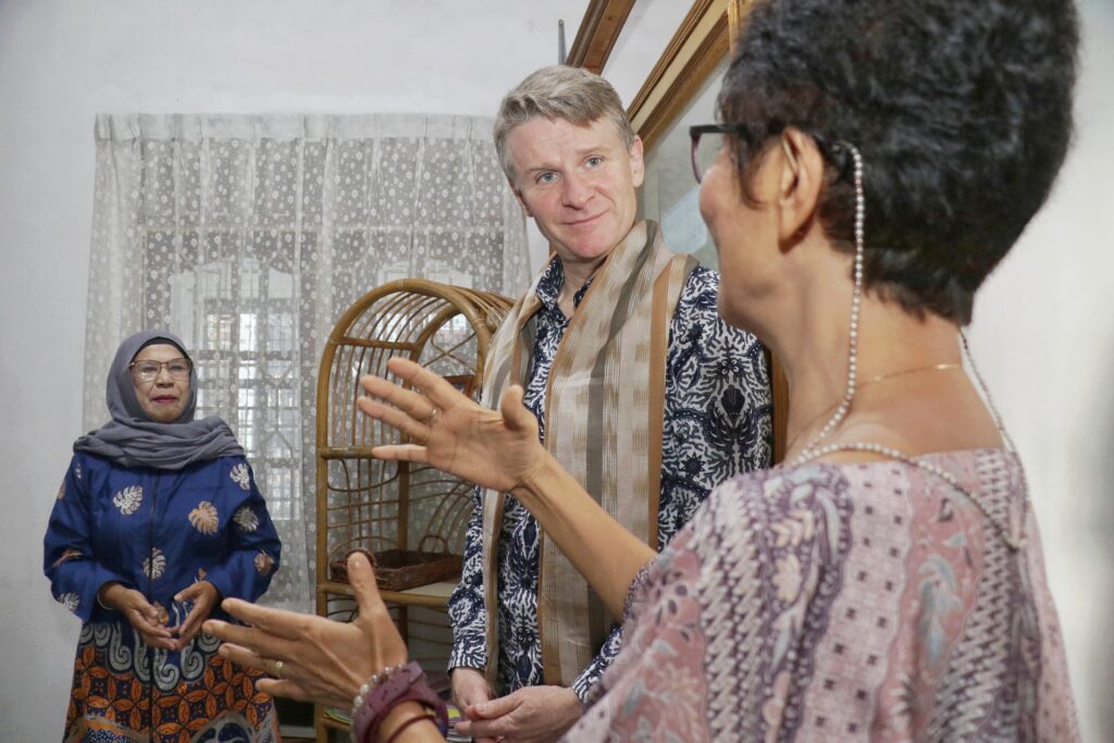 Australian Ambassador Visits PERMAMPU-PESADA in Medan to Learn About Grassroots Women’s Protection Work - INKLUSI