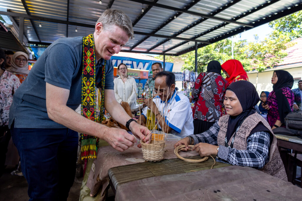 Australian Ambassador Rod Brazier tried making handicrafts together with members of the Kelompok Difabel Kelurahan (KDK).