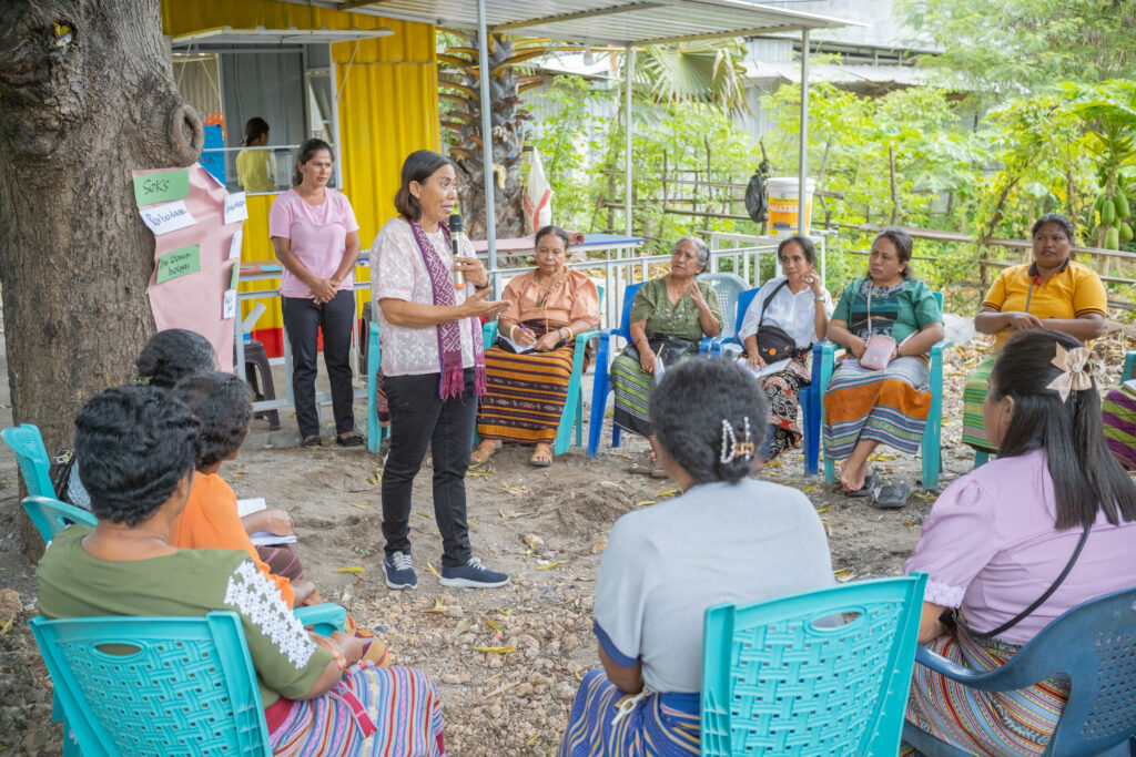 Yerni Hariance from PEKA-PM delivers a session on sexual and reproductive health and rights for Women’s School members in Kupang.