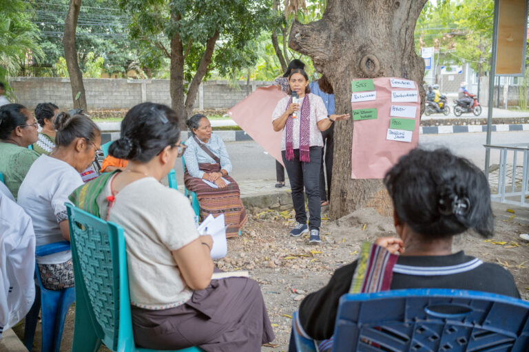 Yerni Hariance teaching women in Kupang.
