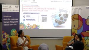 Palmira Permata Bachtiar, peneliti SMERU Research Institute, bersama dengan moderator acara