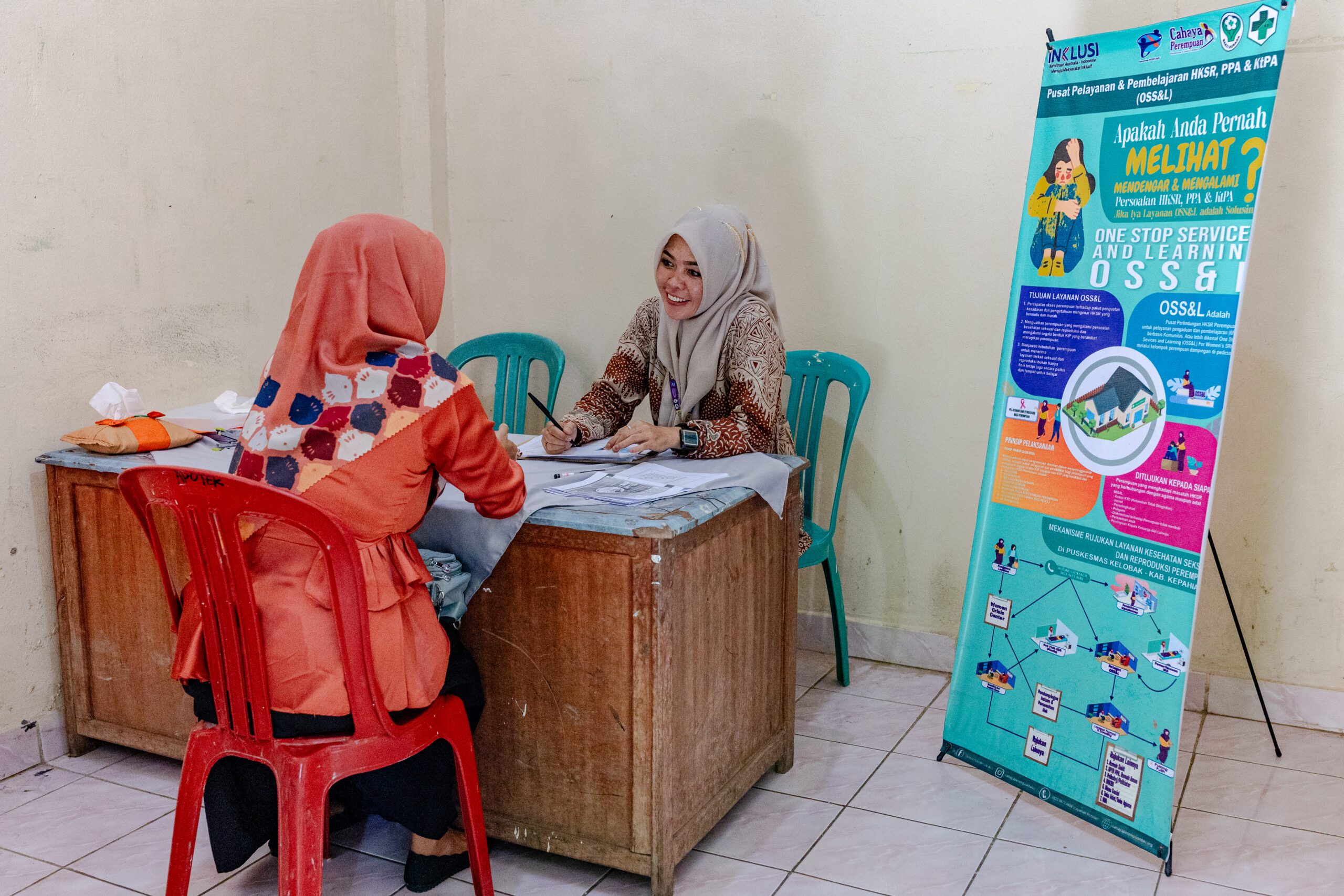 Perempuan mengakses layanan konsultasi di pusat OSS&L terkait kesehatan seksual dan reproduksi serta perlindungan dari kekerasan.