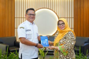 Palupi and Deni Diyan, holding the Placement and Empowerment of Potential Older Workers Module during a meeting.